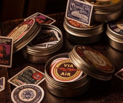 ست استیکر آگهی قدیمی با قوطی فلزی