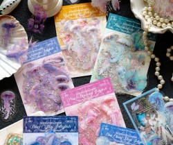 استیکر شفاف در قلب اقیانوس